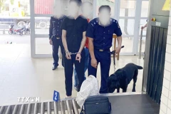 Lực lượng hải quan Cửa khẩu Quốc tế Mộc Bài kiểm tra hành lý của đối tượng. (Ảnh: TTXVN phát)
