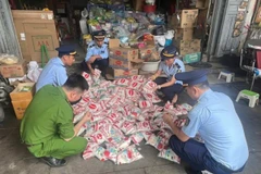 Lực lượng chức năng kiểm tra số mì chính có dấu hiệu giả mạo, không rõ nguồn gốc tại một hộ kinh doanh ở chợ Vinh. (Ảnh: Báo Hà Tính)