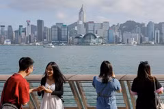 Khách du lịch chụp ảnh tại Tsim Sha Tsui, Hong Kong, Trung Quốc. ( Ảnh: Reuters)