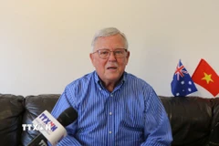 Giáo sư Carl Thayer, Học viện Quốc phòng Australia, Đại học New South Wales trả lời phỏng vấn TTXVN. (Ảnh: Lê Đạt/TTXVN)