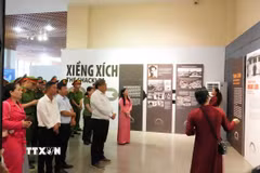 Trưng bày “Khát vọng tự do” được thể hiện qua 3 nội dung, gồm “Xiềng xích”, “Tung cánh giữa màn đêm” và “Hành trình”. (Ảnh: Ngọc Minh/TTXVN)