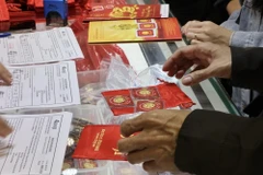 Mua vàng cầu may tại cửa hàng của Tập đoàn Vàng bạc Đá quý DOJI trên phố Trần Nhân Tông, quận Hai Bà Trưng. (Ảnh: Trần Việt/TTXVN)