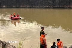 Cơ quan chức năng nỗ lực tìm kiếm các nạn nhân. (Ảnh: TTXVN phát)