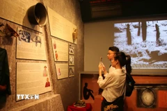 Du khách tham quan khu trưng bày chuyên đề “Ẩm thực Nam Bộ thời kháng chiến”. (Ảnh: Thu Hương/TTXVN)