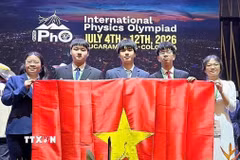 Đội tuyển quốc gia Việt Nam tham dự Olympic Vật lý quốc tế năm 2026, từ trái sang phải: Em Vũ Nguyên Nguyên, em Tạ Ngọc Minh, em Nguyễn Nhật Minh, em Lê Duy Khánh, em Nguyễn Thị Bích Ngọc. (Ảnh: TTXVN phát)