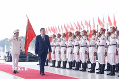Tổng Bí thư, Chủ tịch nước Tô Lâm duyệt đội danh dự Công an nhân dân. (Ảnh: Thống Nhất/TTXVN)