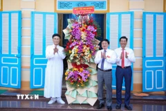 Lãnh đạo tỉnh Tây Ninh (bìa trái) tặng hoa chúc mừng Hội thánh Cao Đài Tây Ninh nhân dịp Đại lễ Vía Đức Chí Tôn năm Bính Ngọ 2026. (Ảnh: Giang Phương/TTXVN)