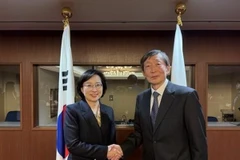 Tổng cục trưởng Tổng cục Biến đổi khí hậu, Năng lượng, Môi trường và Khoa học Hàn Quốc (trái) bắt tay Đại sứ Nhật Bản phụ trách hợp tác khoa học và công nghệ, ông Hiroshi Kawamura. (Ảnh: koreatimes)