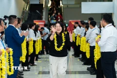 Những vị khách quốc tế đầu tiên đến từ Hàn Quốc “xông đất” đầu năm mới 2026 đặc khu Phú Quốc. (Ảnh: TTXVN phát)