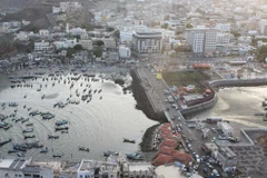 Chiếc xe buýt của Saudi đang trên đường đến Aden, thủ đô của chính phủ Yemen được quốc tế công nhận. (Nguồn: Reuters)