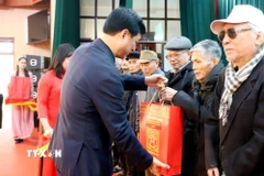 Ủy viên Bộ Chính trị, Bí thư Thành ủy Hà Nội Nguyễn Duy Ngọc trao quà Tết tặng các gia đình. (Ảnh: Thế Duyệt/TTXVN)