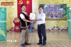 Trao Giấy chứng nhận Hữu cơ cho sản phẩm lúa Mẹ (loại lúa truyền thống của người dân tộc K'ho, Raglai) cho Hợp tác xã Lúa Mẹ Phan Lâm. (Ảnh: Nguyễn Thanh/TTXVN)