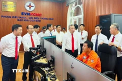 Các đại biểu tham quan phòng điều hành lưới điện thông minh Đặc khu Côn Đảo. (Ảnh: TTXVN phát)
