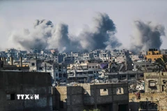 Khói bốc lên sau vụ không kích của Israel xuống thành phố Gaza, ngày 19/4/2025. (Ảnh: THX/TTXVN)