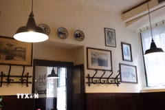 Ảnh chân dung Chủ tịch Hồ Chí Minh bên trong quán Antica Trattoria della Pesa. (Ảnh: Thanh Hải/TTXVN