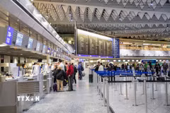 Hành khách chờ làm thủ tục tại sân bay Frankfurt, Đức, ngày 3/1/2025. (Ảnh: THX/TTXVN)