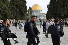 Lực lượng an ninh Israel được triển khai tại Đền thờ Hồi giáo Al-Aqsa. (Ảnh: Getty Images/TTXVN)