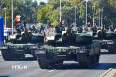 Binh sỹ tham gia duyệt binh kỷ niệm Ngày Quân đội Ba Lan tại Vacsava ngày 15/8/2023. (Ảnh: AFP/TTXVN)