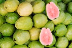 Quả ổi nhỏ bé nhưng mang nhiều lợi ích sức khỏe. (Ảnh: iStock)