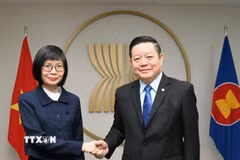 Đại sứ Tôn Thị Ngọc Hương và Tổng thư ký ASEAN Kao Kim Hourn. (Ảnh: TTXVN phát)