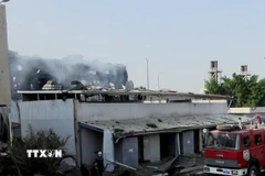 Nhà máy điện bị phá hủy sau cuộc không kích của Israel tại Sanaa, Yemen. (Ảnh: THX/TTXVN)