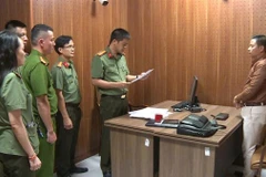 Cơ quan An ninh điều tra thông báo quyết định khởi tố bị can đối với Sỹ Anh Tuyên, Chủ tịch HĐQT Công ty cổ phần nước GMT (Ảnh: Bộ Công an)