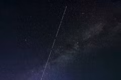 Vệ tinh Starlink gặp sự cố làm phát sinh các mảnh vỡ trong không gian. (Ảnh: Getty)