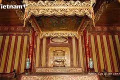 Bảo vật quốc gia “Ngai vua triều Nguyễn” được trưng bày trở lại tại Điện Thái Hòa - Đại Nội Huế. (Ảnh: Nguyên Lý/TTXVN)