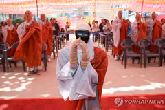 "Nhà sư" robot Gabi trong buổi lễ giới luật tại chùa Jogye ở Seoul ngày 6/5. (Nguồn: Yonhap)