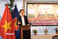 Đại sứ Đỗ Hùng Việt chủ trì buổi gặp gỡ. (Ảnh: Thanh Tuấn/TTXVN)