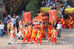 Nghi lễ diễu hành rước lễ, dâng lễ vật bánh chưng, bánh dày, hoa quả, đặc sản Nam Bộ lên Quốc Tổ Hùng Vương. (Ảnh: Thanh Vũ/TTXVN)