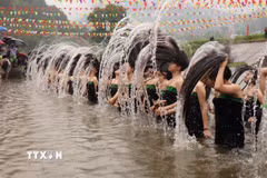 Trình diễn “Áp hô Pang” (nghi thức gội đầu) của người Thái ở xã Khổng Lào, tỉnh Lai Châu. (Ảnh: Việt Dũng/TTXVN)