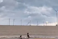 Hình ảnh các trụ đường dây ngã đổ được người dân ghi lại.