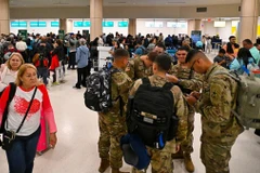 Hành khách chờ đợi tại Sân bay Quốc tế Luis Munoz Marin tại Carolina, Puerto Rico, khi các chuyến bay bị hủy bỏ sau hành động quân sự của Mỹ tại Venezuela, ngày 3/1. (Nguồn: AFP)