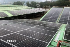 Hệ thống pin điện mặt trời được lắp đặt trên mái nhà xưởng ở Khu công nghiệp Phú Tài, Gia Lai. (Ảnh: Nguyên Linh/TTXVN)