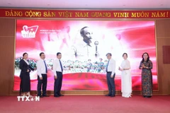 Các đại biểu thực hiện nghi thức lễ ra mắt nền tảng số “A80 - Tự hào Việt Nam”. (Ảnh: Tuyết Mai/TTXVN)