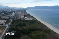 Dự án Khu du lịch ven biển Hòn Ngọc Á Châu bị bỏ hoang hàng chục năm nay sẽ được thu hồi một phần để làm công viên công cộng. (Ảnh: Quốc Dũng/TTXVN)