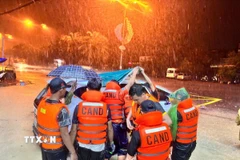 Lực lượng công an Gia Lai giúp dân ứng phó với mưa lũ. (Ảnh: TTXVN phát)