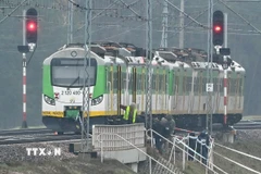 Cảnh sát điều tra tại hiện trường vụ vụ phá hoại đường ray xe lửa ở gần ga Mika, Ba Lan, ngày 17/11/2025. (Ảnh: PAP/TTXVN)