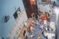 Mạng xã hội lan truyền clip nghi bạo hành trẻ. (Ảnh: Chụp từ camera)