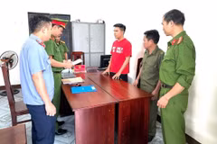 Nghi phạm Đinh Thanh Tùng bị công an bắt giữ. (Ảnh: TTXVN phát)