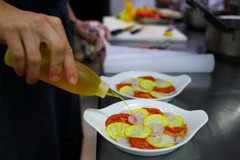 Arpege - nhà hàng 3 sao Michelin của đầu bếp người Pháp Alain Passard - phục vụ thực đơn hoàn toàn từ thực vật, tại Paris, Pháp, ngày 23/7. (Ảnh: Reuters)
