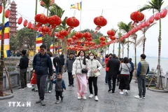 Người dân Hà Nội đi lễ đầu năm tại chùa Trấn Quốc sáng mùng 1 Tết Ất Tỵ. (Ảnh: Quốc Khánh/TTXVN)