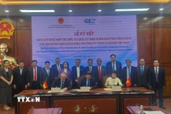 Lễ ký kết giữa Tập đoàn GEO (Đức) và Công ty O-DOOR Việt Nam về dự án Trung tâm đào tạo và phát triển nguồn nhân lực năng lượng tái tạo tại tỉnh Gia Lai. (Ảnh: Sỹ Thắng/TTXVN)