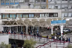 Giáo hoàng Francis đang được điều trị tại một bệnh viện ở Rome do tình trạng mà các bác sỹ mô tả là "bệnh tình phức tạp". (Ảnh: AP)