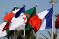Cờ Pháp và cờ Algeria. (Ảnh minh họa: AFP)