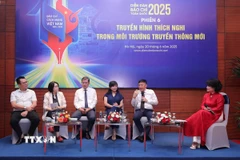 Phiên thảo luận "Truyền hình thích nghi trong môi trường truyền thông mới". (Ảnh: Thành Phương/TTXVN)