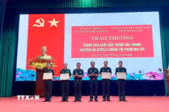 Thủ trưởng Ban Chỉ huy Bộ đội Biên phòng tỉnh Quảng Trị khen thưởng các cá nhân có thành tích xuất sắc trong đấu tranh thành công Chuyên án QT925.3. (Ảnh: Võ Dung/TTXVN)