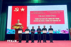 Thủ trưởng Ban Chỉ huy Bộ đội Biên phòng tỉnh Quảng Trị khen thưởng các cá nhân có thành tích xuất sắc trong đấu tranh thành công Chuyên án QT925.3. (Ảnh: Võ Dung/TTXVN)