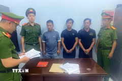 3 tài xế bị bắt khẩn cấp sau khi gây rối trật tự công cộng, làm ách tắc giao thông kéo dài. (Ảnh: TTXVN phát)